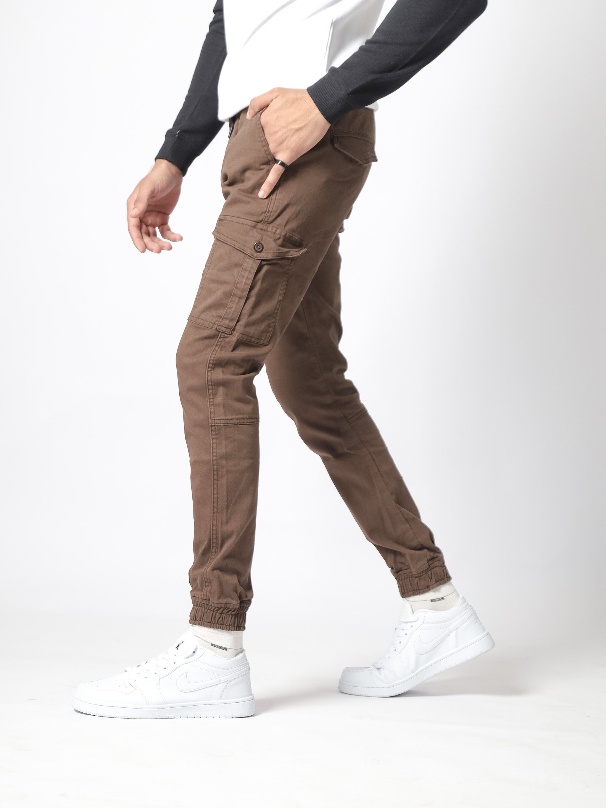 Dark Brown Cargo Pants with Crew-neck T-shirt Outfits (54 ideas & outfits)  | Lookastic